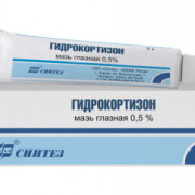 small-gidrokortizon-akos-maz-glazn-0,5-5g-n1-tuba-alyum-pk-0